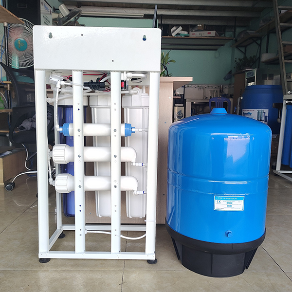 Máy gồm 3 lõi lọc thô, 2 màng RO và 1 lõi T33