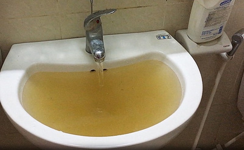 nước máy bị vàng có dùng được không 